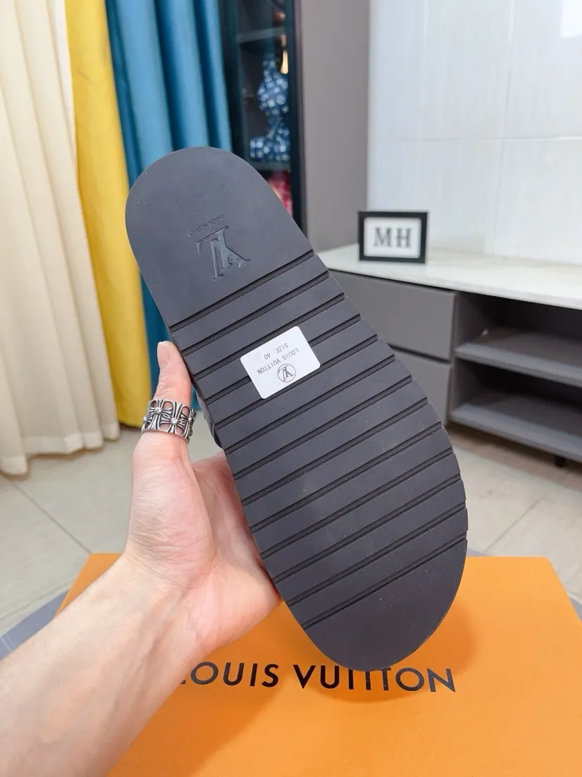 Men's shoes💰300🌹🌹【LV】Multi-color new men's slippers, original top quality version, original special cowhide ostrich embossed➕sheepskin on the inside and sides, non-slip combined sole, more stable walking, more comfortable and lightweight, high-end and generous, size: 38~44